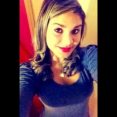 A amizade desenvolvi a felicidade e reduz o sofrimento ,duplicando a nossa alegria e dividindo a nossa dor .