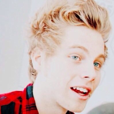 FOLLOW @lukesnandosSOS BECAUSE SHE GAVE YOU THIS FREE FOLLOW &has a follow from luke! :)