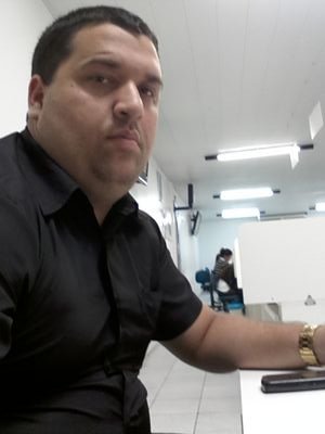 Uma pessoa tranquila e de fácil amizade! Colocando sempre em 1° seu grande Deus! Caseiro e na dele! Professor de Informática há 9 anos...