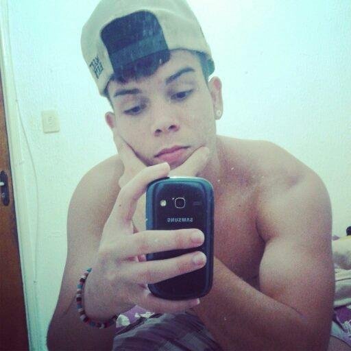 Não viva para que a sua presença seja notada, mas para que a sua falta seja sentida...
instagram @saimonrileey_
- http://t.co/VWvngGeagK