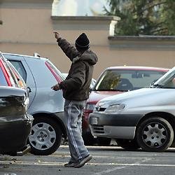 Profilo di divulgazione dei parcheggiatori abusivi a Roma, dove si trovano e quanto chiedono sul loro servizio di cortesia.