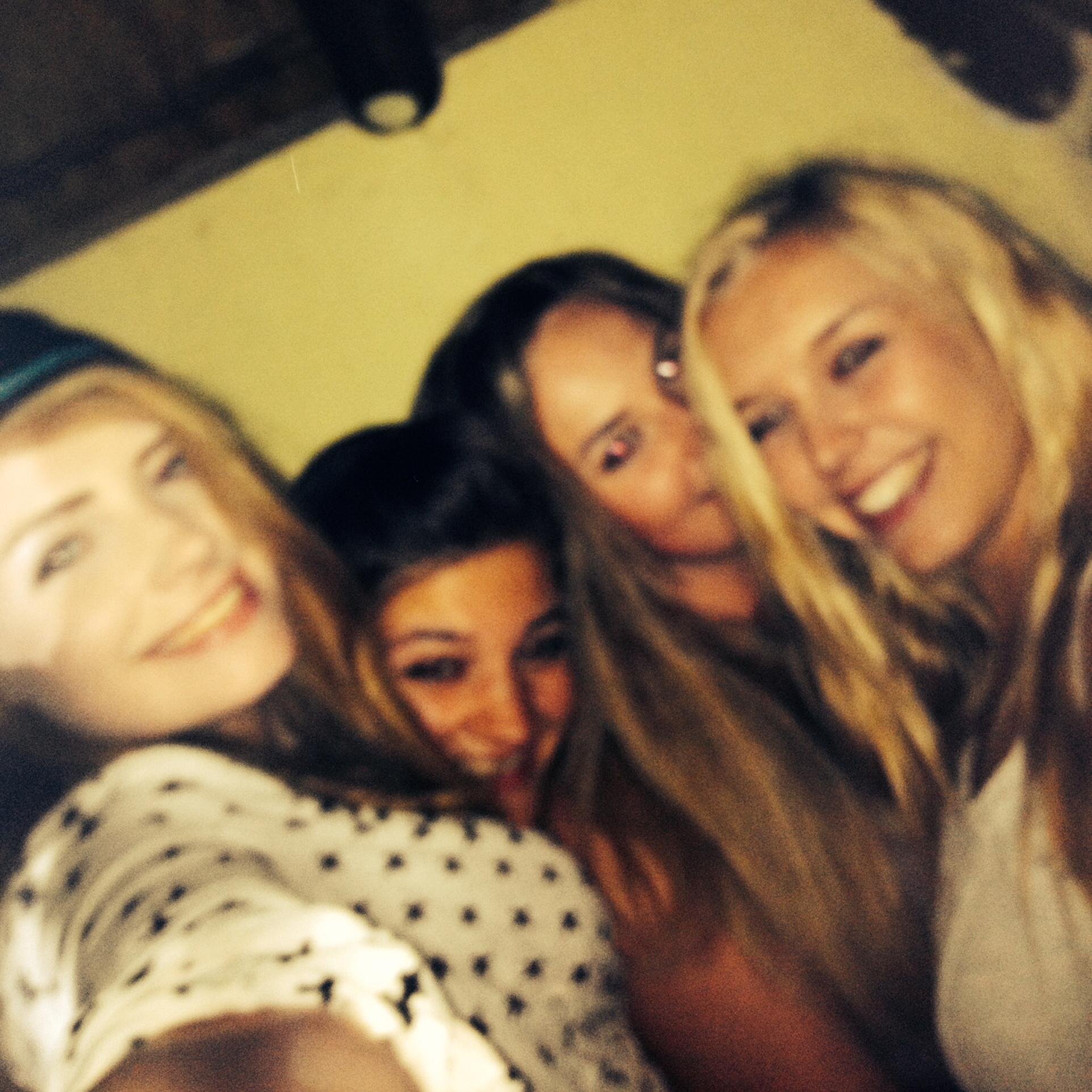 EllieRHammond's profile picture. @Claire_Hammett made me get Twitter but that's fine because she is a babe.