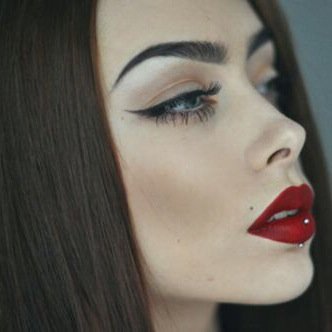 ‏الصمت هو النقطه الآخيره لكل الأشي الموجعه