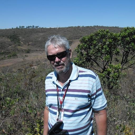 Cristão reformado, professor, topógrafo e pai de quatro filhos.