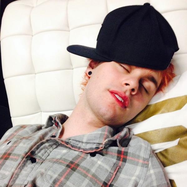 follow @lukeyypenguin01 :) she follows back just ask .and RT the link . thanks
