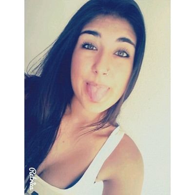 facil de escariñar;dificil de olvidar.Aprobecha cada momento,puede que te arrepientas de no averlo hecho.La sonrrisa es tuya que no te la quiten:$