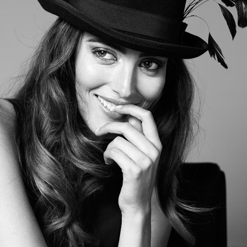 * Verslaggever * mamma * Presentatrice *Model *dj duo * Dutch Parisian 🇫🇷 * leef en laat twitteren * 𝕋𝕙𝕖 𝕟𝕖𝕨𝕤 𝕚𝕤 𝕠𝕟𝕝𝕪 𝕙𝕒𝕝𝕗 𝕥𝕙𝕖 𝕤𝕥𝕠𝕣𝕪