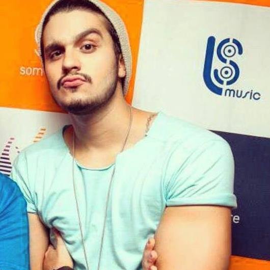 E toda noite antes de dormir peço pra uma estrela me guiar até você, e juro que nunca vou desistir o amor que eu sinto é o que me faz sobreviver. @LuanSantana ♡