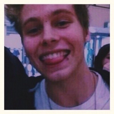 hi it'd mean a lot if you followed my other account @poisonmalum she follows back just ask !!
