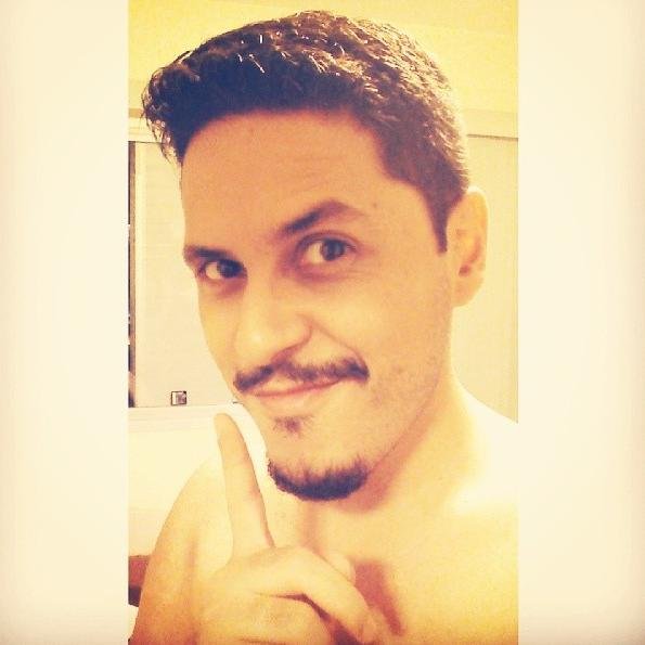 euforasteiro's profile picture. Que sorte possuir uma grande inteligência: nunca te faltam asneiras para dizer. (TCHEKHOV, Anton)