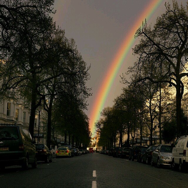 ‏‏قِفْ عند نورِ مُحمّدٍ..وانهلْ من النبعِ النقيّ
بحرٌ تصافِحُه السماءُ .. وسيّدٌ ما زال حيّ
نجمٌ يضيءٌ دروبَنا..صلّوا على هذا النّبيﷺ