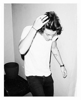 bluelivght's profile picture. Le rose son rosse, le viole son blu, i larry scopano e l'attivo è Lou :)