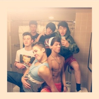 fan off all the magcon and o2l boys
matt is the main❤️