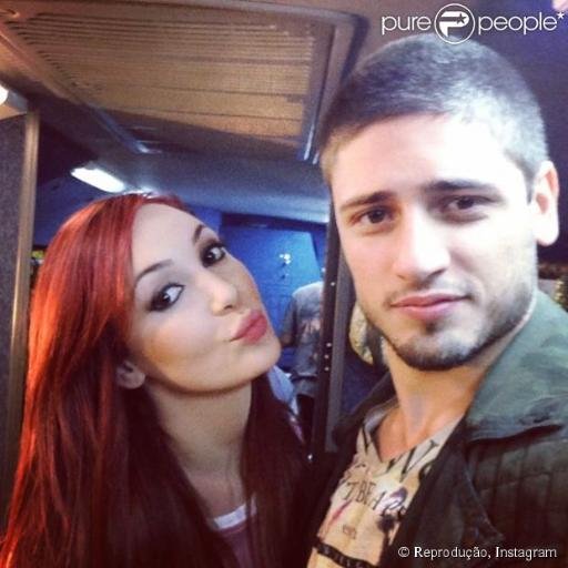 Amo assistir... E shippo qualquer casal rebelde e lindo