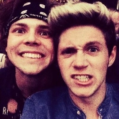 Hey beautiful please follow @leflawedfille bc she gave you this follow. Tweet her a pic of your sunshine for a followback xx