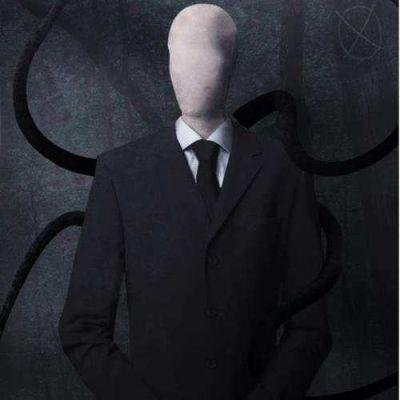 Catártico y nocturno. Licenciado. Muerdo orejas en tono crónica porno o ficción. Siempre, siempre quiero más. Tengo hasta ahí.