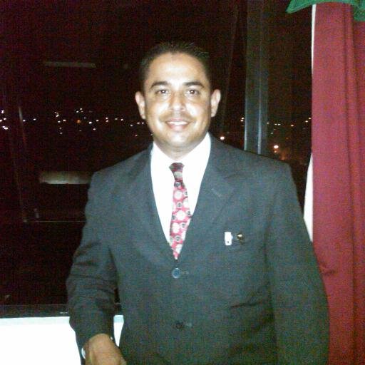 El hombre que pone corazón en lo que hace, consigue recursos donde los incapaces se dan por vencidos 100% Chavista. Pin. 299EB970