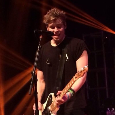 ily5sosokbye's profile picture. please follow @5sosnewsupdatee @hemmxngs1996 @mannshattan ask them for a follow back and ask @hemmxngs1996 for a dm to luke and band acc