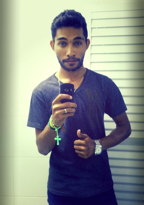 Quem sou?!
Eu sou para cada pessoa aquilo que ela acha que eu sou, mas o que para mim importa é o que eu estou a procura de ser e isso eu ainda não sou.