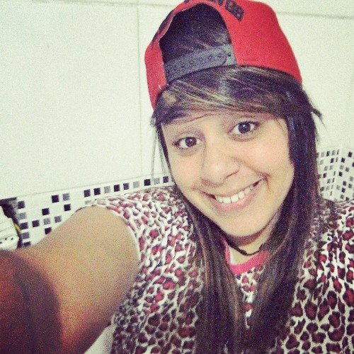 Vamos se dizer que eu so duas metades, uma mulher e a outra homem, rs. Amo Rock, gosto reggae, eletrônica e rap. E estou namorando *--*