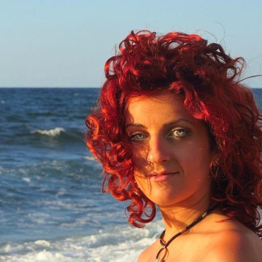 Sara_Di_Bella's profile picture. El canto quiere ser luz/En lo oscuro el canto tiene/hilos de fósforo y luna/La luz no sabe qué quiere/En sus limites de ópalo/se encuentra ella mism/Y vuelve.