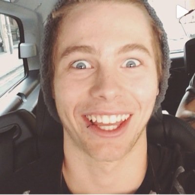 Hey guys i gave you a free follow cause i love you guys please follow my main @thats0kaylaa