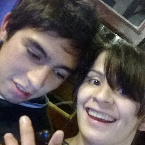 Trabaja en Parrilla San Isidro.. Mama de charis jael