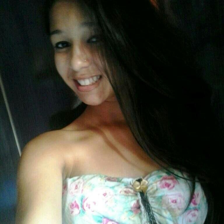 Se não quer que eu saia da sua vida, pelo menos me dê motivos pra continuar fazendo parte dela !