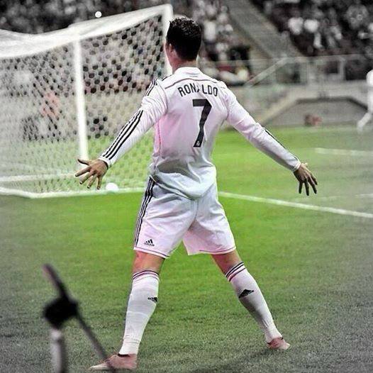 I love Ronaldo I know him as the best player in the world!!