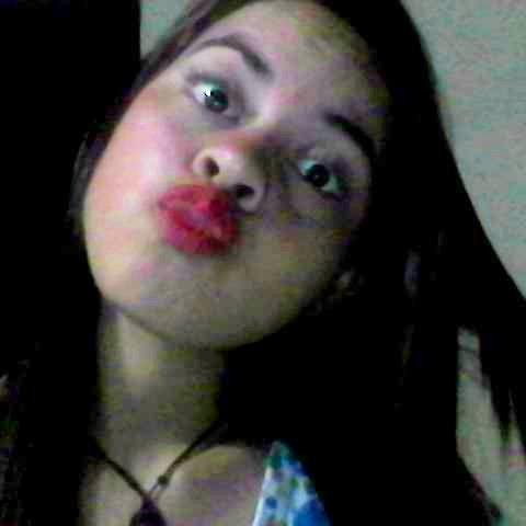 -Que la vida sigue -Dicen- Pero, aveces la vida no sigue, aveces, solo pasan los días. ♥El amor Duele♥