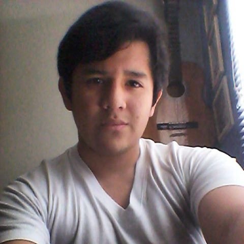 Vocalista y Guitarrista en Alto Voltaje. Estudiante de la PUCP (próximamente jeje)