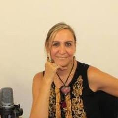 Escritora. Conductora del programa cultural La Cuchara del Otro-Radio Tequis. Directora de Centro Tifereth: Música, Arte y Literatura.