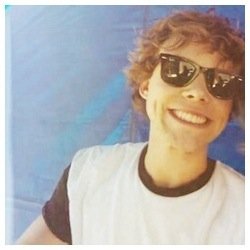 free follow from @cakelashtonmuke so go and follow her please ily
