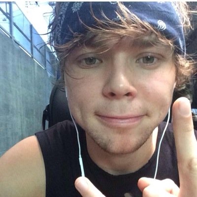 : follow @_sogno_ashton for 5/4 dms turn on her notifics