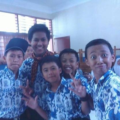 Janganlah kamu mencintai seseorang karena paras/wajahnya, hartanya dan jabatannya, tapi cintai karena kebaikan dan ketulusan hatinya karena diantara itu semua,