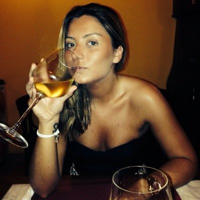 Defensora de causas perdidas, llorona, enamoradiza, fiel, miedosa, burrikita, hipocondríaca, amiga y muy pero que muy risueña. También dietista y estudiante