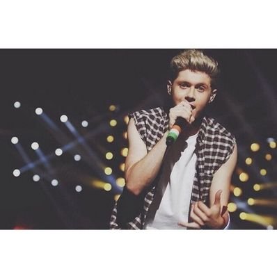 The show must go inside my heart is breaking my make-up may be flaking but my smile still stays on.
DIRECTIONERFORLIFE.   •JUSTIN•