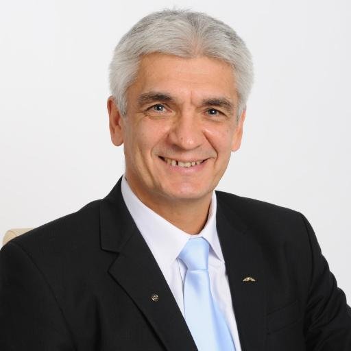 Négy gyermek boldog apukája vagyok, Budapesten élek. Imádom a gyerekeimet és az életet! Szabad és független vagyok. Szeretek felfedezni, tanulni, dolgozni, ÉLNI