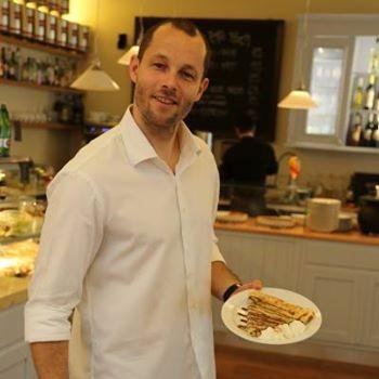 CakeCafePrague's profile picture. Nové moderní bistro kde si můžete odpočinout od denního stresu kolem. Domácí Burgery, Wrapy, Sendviče, francouzské Quiche a Crepes. Výborná káva a limonády