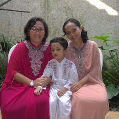 i am just an ordinary people with occupations as mother, daughter, sister and friends