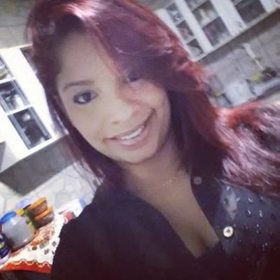 '  Sou uma mulher madura
Que às vezes anda de balanço
Sou uma criança insegura
Que às vezes usa salto alto
Sou uma mulher que balança
Sou uma criança que atura!