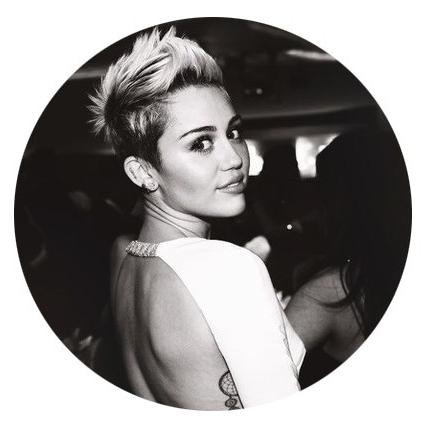 @MILEYCYRUS2014_ ЛЮБЛЮ♥ #SMILER #ANYA #15ЛЕТ АНОРЕКСИЧКА http://t.co/Wdko6eqqfc