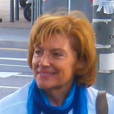 Nascuda al barri d'Artigas a Badalona. Col.laborant amb el moviment feminista, veïnal i  cultural i,  em considero independentista i d'esquerres