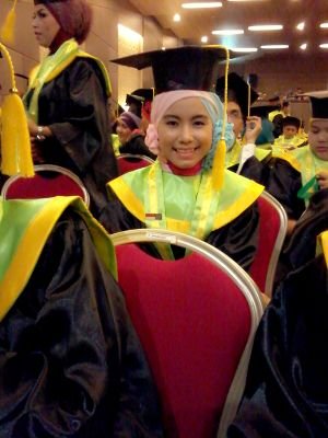 Viaselviani's profile picture. Love Allah swt, love of the prophet Muhammad Saw, loving parents :)