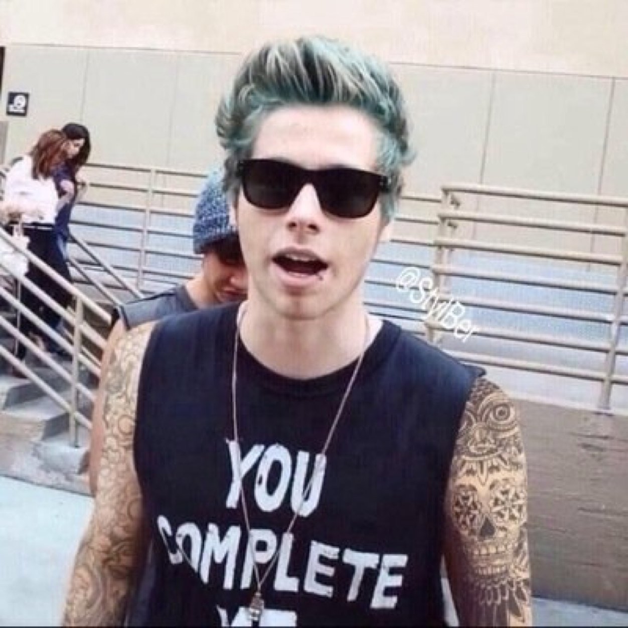 FOLLOW @iamkarenf BC SHE GAVE YOU THIS FREE FOLLOW