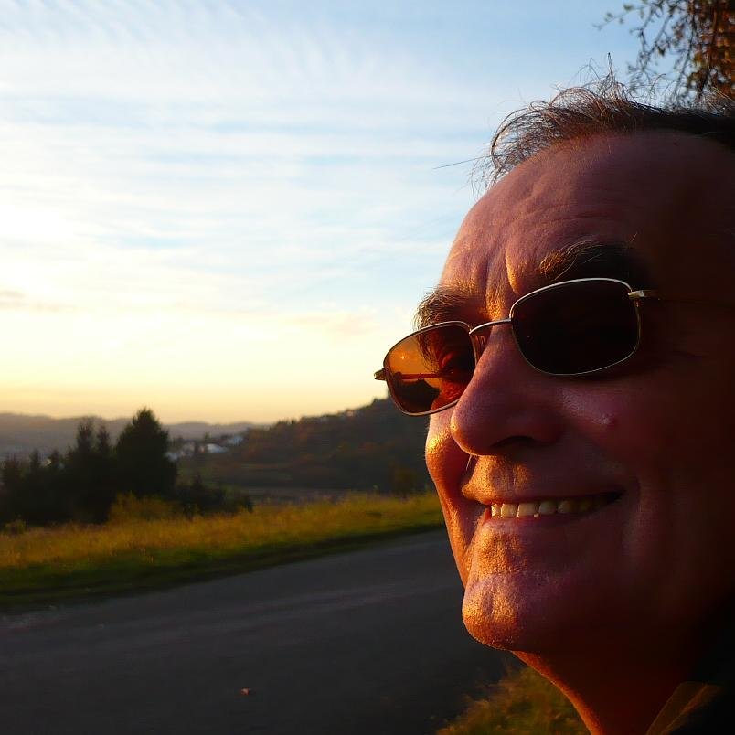grün-ökologischer Freigeist, Agnostiker, Jurist, Musik- Kunst-Literatur -Philosophie-Liebhaber, politisch aktiver Staatsbürger