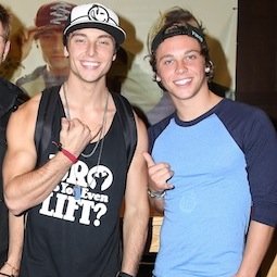 FREE FOLLOW! but you have to follow @youmak3mesmile please:) have a great day