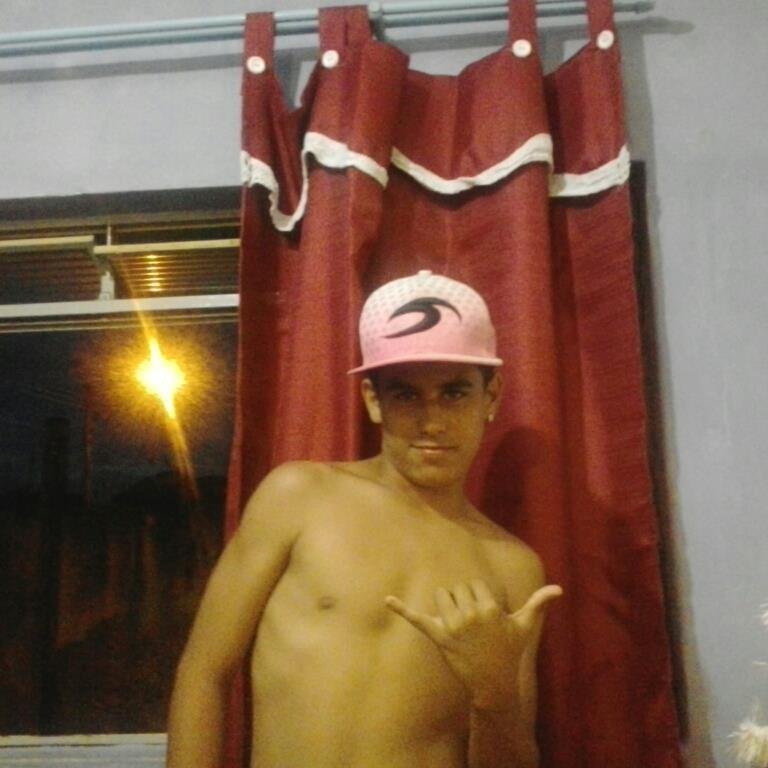 amo futebol,gosto muito de pizza, cachorro quente tudo mais,pratico esportes como futebol,corrida,etc