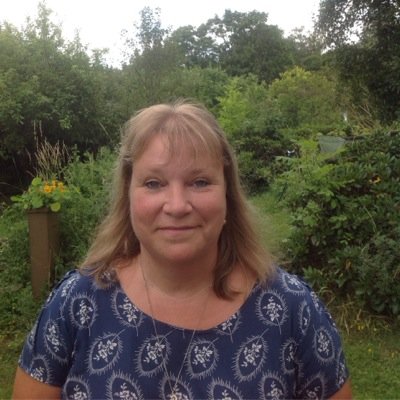 Kommunalpolitiskt aktiv socialdemokrat i Nacka, bor i Kummelnäs. älskar Gotländska stenar och stränder, mina barn, barnbarnet och min man ❤️