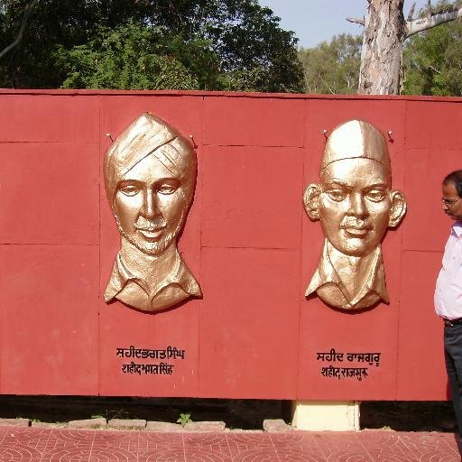 चतुर्विधा भजन्ते मां जनाः सुकृतिनोऽर्जुन।
आर्तो जिज्ञासुरर्थार्थी ज्ञानी च भरतर्षभ।।